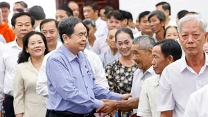 El presidente de la Asamblea Nacional de Vietnam, Tran Thanh Man, se reúne con electores en la ciudad de Can Tho. (Foto: VN)