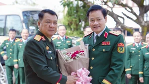 El jefe del Departamento de Educación Política del Ejército Popular de Vietnam (EPV), general de división Nguyen Van Duc su similar del Ejército Popular de Laos, el brigadier Keosouvanh Phangphilavong. (Foto: VNA)