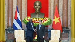 El presidente de Vietnam, Luong Cuong, (derecha), y el titular de la Asamblea Nacional del Poder Popular y del Consejo de Estado de Cuba, Esteban Lazo Hernández.