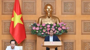 [Foto] Premier vietnamita preside la sexta reunión del Comité Directivo Central para eliminar las viviendas temporales y en mal estado 