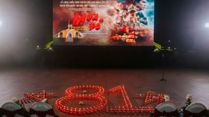 'Lluvia Roja' se proyecta en la Ciudadela Antigua de Quang Tri en homenaje a los soldados caídos (Foto: Nhan Dan)