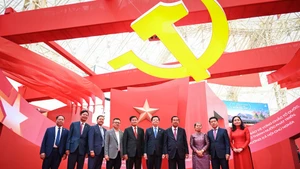 [Foto] Dirigentes de Laos y Camboya visitan la exposición '95 años de la bandera del Partido iluminando el camino'