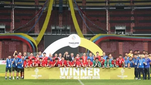 La selección masculina de fútbol Sub-22 recibe medallas de oro en los XXXIII Juegos Deportivos del Sudeste Asiático (SEA Games 33). (Foto: Nhan Dan)