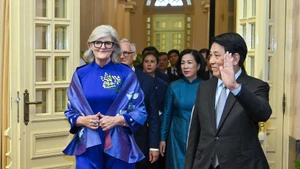El presidente vietnamita, Luong Cuong, y su esposa ofrecen un solemne banquete en honor de la gobernadora general de Australia, Sam Mostyn, y su cónyuge. (Foto: Nhan Dan)