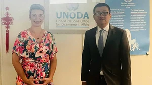 El representante permanente de Vietnam ante las Naciones Unidas (ONU) y otras organizaciones internacionales en Viena, Vu Le Thai Hoang, y Rebecca Jovin, jefa de la Oficina de Asuntos de Desarme de la ONU (UNODA). (Foto: baoquocte.vn)