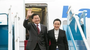 [Foto] Máximo dirigente de Laos llega a Hanói para una visita de Estado a Vietnam