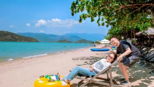 Turistas surcoreanos en una playa de Nha Trang (Foto: VNA)