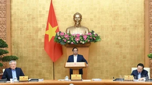 El primer ministro Pham Minh Chinh preside la reunión ordinaria del Gobierno de noviembre. (Foto: Nhan Dan)