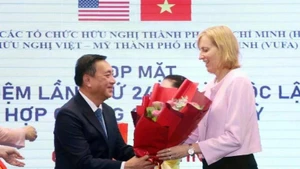 Pham Thanh Kien, vicepresidente permanente del Consejo Popular de Ciudad Ho Chi Minh, felicita a Susan Burns, cónsul general de Estados Unidos en la urbe. (Foto: VNA)