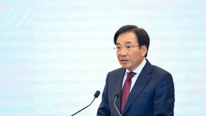 El ministro y portavoz del Gobierno, Tran Van Son, habla en la cita (Foto: VGP)