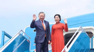 El secretario general del Comité Central del Partido Comunista de Vietnam (PCV), To Lam, y su esposa Ngo Phuong Ly, parten de Hanói para una visita oficial a Finlandia. (Foto: VNA)