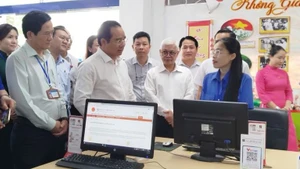 El presidente del Comité Popular de Ciudad Ho Chi Minh, Nguyen Van Duoc, inspecciona las actividades en el Centro de Servicios de Administración Pública de la comuna de Di An.