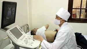 Médicos militares realizan ultrasonido a residentes de la localidad de Dong Dang, provincia de Lang Son. (Foto: VNA)