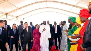 El presidente de la Asamblea Nacional de Senegal, El Malick Ndiaye, recibe a su par de Vietnam, Tran Thanh Man en el Aeropuerto Internacional Blaise Diagne de Dakar. (Foto: VNA)