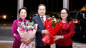 Ceremonia de despedida del presidente de la Asamblea Nacional, Tran Thanh Man, y su esposa en el Aeropuerto Internacional Noi Bai, Hanói. (Foto: VNA)