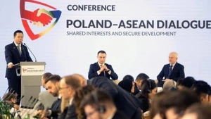 El embajador de Vietnam en Polonia, Ha Hoang Hai, habla en la cita. (Foto: Nhan Dan)