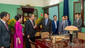 [Foto] Jefe de Estado ofrece incienso en memoria del Presidente Ho Chi Minh en víspera del Tet