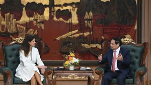El primer ministro de vietnam, Pham Minh Chinh, recibe a María Victoria “Marí” Zíngoni, directora ejecutiva responsable del área de fuentes de energía de la empresa GE Vernova de Estados Unidos. (Foto: Nhan Dan)