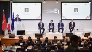 [Foto] Premier vietnamita asiste al Foro Empresarial Vietnam–Francia