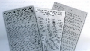 El 15 de septiembre de 1945, Viet Nam Thong tan xa (VNTTX- ahora Agencia Vietnamita de Noticias)–denominación redactada de puño y letra por el Presidente Ho Chi Minh–transmitió la Declaración de Independencia junto con la lista del Gobierno Provisional de la República Democrática de Vietnam a través de despachos en tres idiomas: vietnamita, inglés y francés. Aquel momento sagrado se convirtió en el Día tradicional de la VNA. (Foto: VNA)
