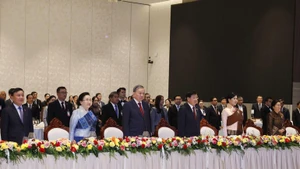 El secretario general del Partido Comunista de Vietnam, To Lam, y su esposa, y el secretario general del Partido Popular Revolucionario y presidente de Laos, Thongloun Sisoulith, y su esposa, junto con los delegados, en la ceremonia. (Foto: VNA)
