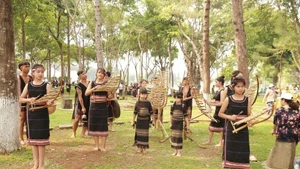 Actuación con instrumentos musicales tradicionales de los jóvenes en la provincia de Gia Lai (Foto: VNA)