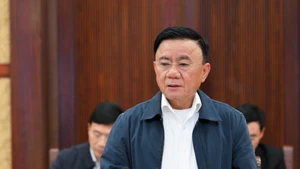 El miembro del Buró Político, miembro permanente del Secretariado y jefe del Subcomité de Organización para el XIV Congreso Nacional del Partido Comunista de Vietnam, Tran Cam Tu, habla en el evento. (Foto: Nhan Dan) 