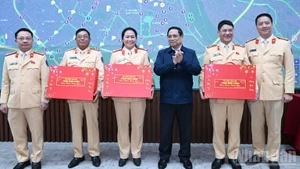 El primer ministro Pham Minh Chinh entrega regalos y extiende saludos deL Tet a las fuerzas de policía de tránsito. (Foto: Nhan Dan)