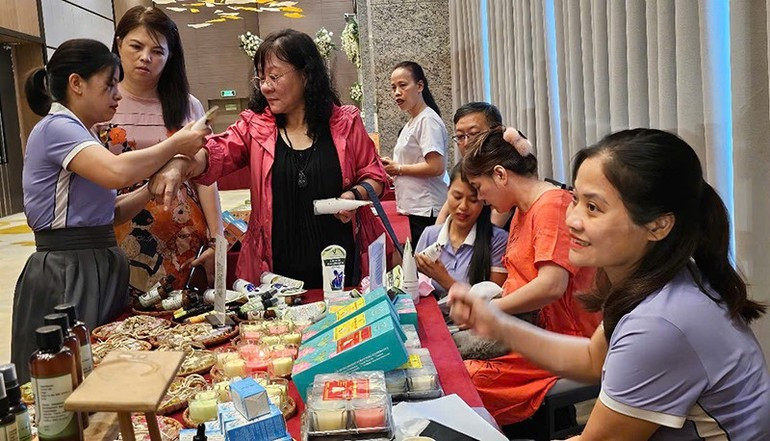 Los visitantes de Taiwán (China) están interesados en los productos OCOP en Thanh Hoa. Los visitantes de Taiwán (China) están interesados en los productos OCOP en Thanh Hoa.