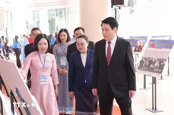 El presidente Luong Cuong visita una exposición fotográfica sobre la especial amistad entre Vietnam y Laos. (Foto: VNA)