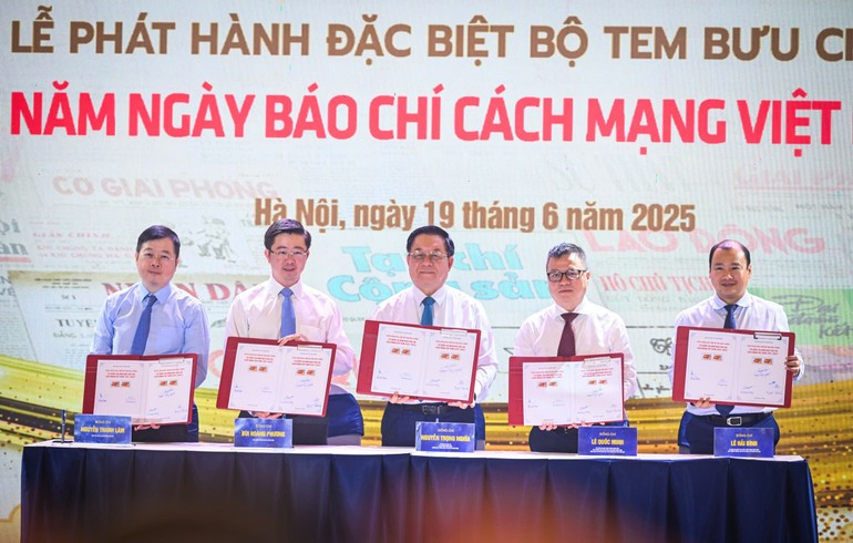Los delegados realizan la ceremonia de firma de la emisión del sello. (Foto: THANH DAT) Los delegados realizan la ceremonia de firma de la emisión del sello. (Foto: THANH DAT)