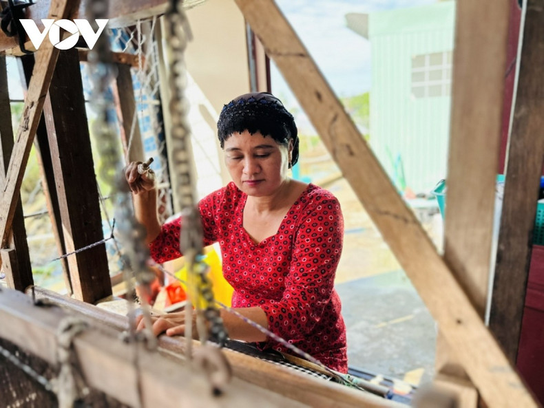 El oficio también proporciona medios de vida a la población local, principalmente a las mujeres, que obtienen unos ingresos promedio diarios de entre 150 mil y 200 mil dongs vietnamitas (entre seis y ocho dólares), lo que contribuye a reducir la pobreza y fortalecer la cohesión comunitaria.