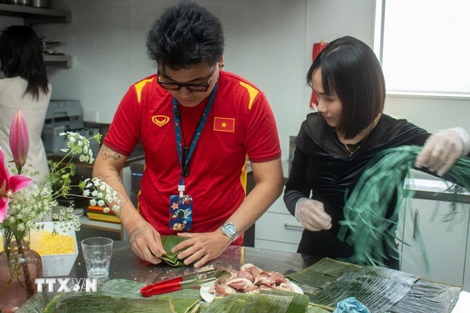 Los participantes elaboran Banh Chung (paste de arroz glutinoso). (Fuente: VNA) Los participantes elaboran Banh Chung (paste de arroz glutinoso). (Fuente: VNA)