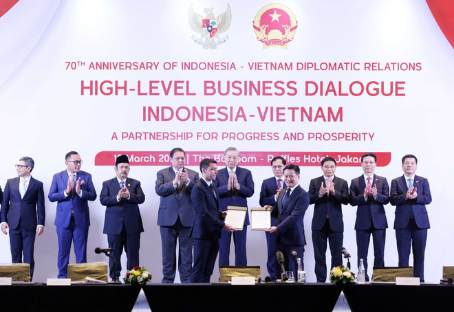 El secretario general del Partido Comunista de Vietnam, To Lam, testimonia la entrega de acuerdos de cooperación entre empresas vietnamitas e indonesias. (Fuente: VNA)