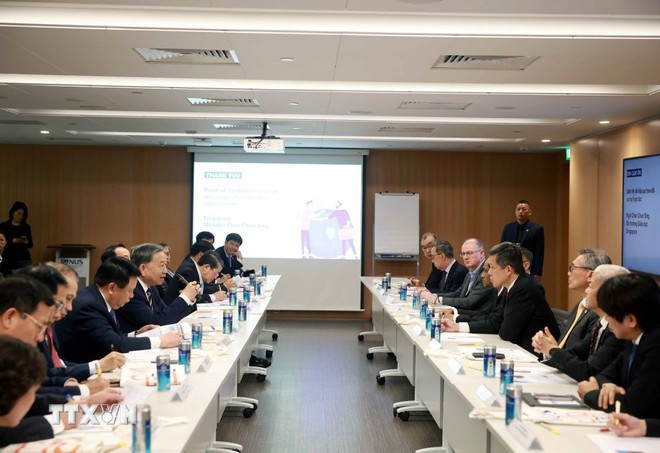 El secretario general del Partido Comunista de Vietnam, To Lam, escucha al ministro de Educación Chan Chun Sing hablando de las políticas de educación, ciencia y tecnología. (Foto: VNA) El secretario general del Partido Comunista de Vietnam, To Lam, escucha al ministro de Educación Chan Chun Sing hablando de las políticas de educación, ciencia y tecnología. (Foto: VNA)