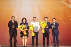 La exposición “95 años de la Bandera del Partido iluminando el camino”, coordinada por el periódico Nhan Dan (Pueblo), es el evento publicitario más inspirador de 2025. (Foto: Nhan Dan)