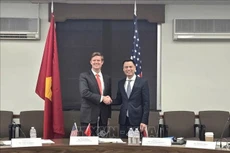Dang Hoang Giang (derecha), viceministro de Relaciones Exteriores de Vietnam, y Fleet White, subsecretario de Estado adjunto de Seguridad Regional en la Oficina de Asuntos Político-Militares del Departamento de Estado de Estados Unidos. (Foto: VNA)