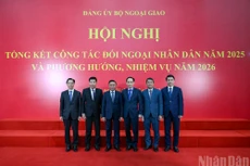 El miembro del Buró Político y permanente del Secretariado del Comité Central del Partido Comunista de Vietnam, Tran Cam Tu, y dirigentes del Ministerio de Relaciones Exteriores.