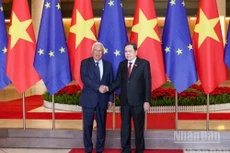 El presidente de la Asamblea Nacional de Vietnam, Tran Thanh Man (derecha), recibe al presidente del Consejo Europeo, António Costa. (Foto: Nhan Dan)
