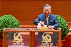 El secretario general del Partido Comunista de Vietnam, To Lam, deposita sus papeletas de votación de miembros oficiales y suplentes del Comité Central del Partido del XIV mandato.