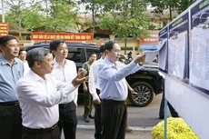 El presidente de la Asamblea Nacional, Tran Thanh Man (primero a la derecha), inspecciona un colegio electoral en el barrio de Ninh Kieu, en la ciudad de Can Tho. (Foto: VNA)