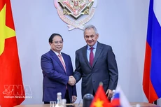 El primer ministro de Vietnam, Pham Minh Chinh (izquierda), se reúne con el secretario del Consejo de Seguridad de Rusia, Sergey Shoigu. (Foto: VNA)