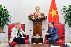 El ministro de Relaciones Exteriores de Vietnam, Le Hoai Trung, conversa con la secretaria de Estado para Economía, Educación e Investigación de Suiza, Helene Budliger Artieda. (Foto: Ministerio de Relaciones Exteriores de Vietnam)