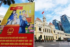 La enseña nacional, pancartas y eslóganes engalanan Ciudad Ho Chi Minh en vísperas de las elecciones generales para el lapso 2026-2031.