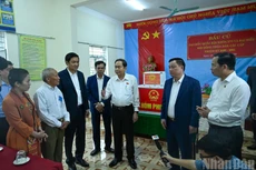El presidente de la Asamblea Nacional de Vietnam y titular del Consejo Electoral Nacional, Tran Thanh Man, supervisa los preparativos de las elecciones generales para el período 2026-2031 en la provincia central de Nghe An. (Foto: Nhan Dan)