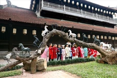 Niños visitan una exposición de esculturas en el Templo de la Literatura. (Foto: VNA)
