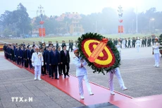 La delegación de dirigentes del Partido y del Estado avanza al recinto del Mausoleo del Presidente Ho Chi Minh. (Foto: VNA)