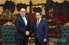 El primer ministro de Vietnam, Pham Minh Chinh (derecha), y el embajador de Catar en el país, Khalid Ali Abdullah Abel. (Foto: Nhan Dan)