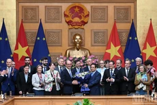 El primer ministro Pham Minh Chinh se reúne con jefes de misiones europeos en Vietnam.