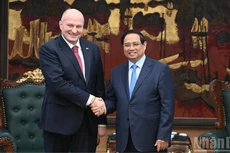 El primer ministro de Vietnam, Pham Minh Chinh (derecha), y el titular del Ministerio de Situaciones de Emergencia de Rusia, Aleksandr Kurenkov.